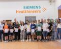 Bild: Thomas Völkl/exb
Über ein Dutzend Kemnather Schülerinnen und Schüler erhielt von Siemens-Standortleiter Michael Braunreuther (links) den Mint-Award.