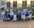 Bild: Stötzner-Schule/exb
Die Stötzner-Schule verabschiedet zwölf Schüler. Mit ihnen freuen sich Schulleiterin Franziska Schubert (hinten rechts), Fachlehrerin Anna-Lena Gollwitzer (Zweite von links), Jugendsozialarbeiterin Corina Lutz (hinten Mitte), Klassenleiter Jonas Schieder (links) und Fachlehrer Tobias Greger (Zweiter von links).