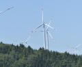 Bild: jp
Dies ist die Ansicht der Wolfsfelder, Drahberger und Dettnacher und des Autofahrers – wenn er die Straße abwärts von Hainhof nach Wolfsfeld fährt: Die bestehenden Windräder der Gemeinde Illschwang.