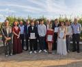 Bild: pop
Abschlussfeier an der Mittelschule Kümmersbruck: die erfolgreichen Absolventen mit ihren Klassleitern sowie Bürgermeister Roland Strehl (Dritter von links), Schulleiter Florian Fuchs (Vierter von links) und Konrektor Markus Gleißner (Sechster von links).