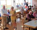 Bild: wlr
Wolfgang Würschinger und eine sichtlich über die Zuwendung erfreute Maria Smola. Im Hintergrund lauschten die "Mädels" den Worten des edlen Spenders.