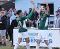 Archivbild: Peter Perzl
Marco Kießling (rechts) bejubelt zusammen mit David Schraml sein Tor zum 3:1-Endstand in Röslau. In den ersten beiden Partien hat der Torjäger des SV Mitterteich schon drei Treffer erzielt.