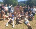 Bild: Grund- und Mittelschule Kemnath/exb
Am Ende des Besuchs auf dem Kuschtalhof durften die Viertklässler mit ihrer Lehrerin Andrea Fachtan und Christa Reindl eine Kuh aus Strohballen und Tonpapier gestalten.