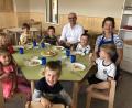 Bild: Monika Steffens/exb
Bürgermeister Maximilian Beer und Kindergartenleitung Marion Weiss beim Mittagessen.