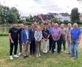 Bild: alr
Geehrte und Ehrende (von links): Tim Preißinger, Alexander Roth, Tobias Reiß, Albert Rupprecht, Wendelin Leiter, Katharina Knauer, Michael Walter, Gabriele Kraus-Lindner, Rudolf Lang, Tim Pühl, Hermann Leiter, Hermann Weismeier, August Hofmann und Karlheinz Schultes.