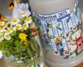 Bild: Lennart Preiss/dpa
Ein Exemplar des Wiesn Wirte Krugs für das Oktoberfest 2023 steht zur Präsentation.
