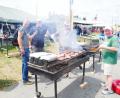 Archivbild: Gerald Morgenstern
Auf dem Rost am Deutsch-Amerikanischen Volksfest brutzelt das Fleisch für Hamburger. Strahlende Gesichter sind da schon vor dem Essen zu sehen.