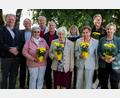 Bild: hbe
Langjährige Sänger der Kümmersbrucker Kirchenchors werden ausgezeichnet (von links): Pfarrer Wolfgang Bauer, Johann Obendorfer, Veronika Roggenhofer, Josef Roggenhofer, Ludwig Gmelch, Luise Mattulla, Gabi Mattulla, Betty Schmidt, Chorleiterin Susanna Müssig-Wilczek und Rosemie Ignatz.