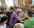 Bild: Birgit Plößner/exb
Der Aktions- und Wandertag führte die Klassen 6a und 6b nach Matzersreuth in die Handwerkerscheune.