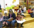 Bild: A. Bartmann/exb
Die Kinder des Pfreimder Kindergartens St. Martin erhalten in der Stadtbücherei einen Bücherei-Führerschein.