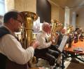 Bild: Stadt Schönsee/exb
Ungewohntes Finale der „Schönseer Abendklänge“: Die Stammtischmusikanten spielen in der Gewölbehalle des CeBB auf.