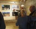Bild: Barbara Habel/exb
Rainer J. Christoph nahm die Zuhörer in seinem Vortrag mit auf einen Streifzug durch die Geschichte der Gemeinde Paulusbrunn. Bei der anschließenden Führung durch die Sonderausstellung ergaben sich intensive Gespräche mit den Gästen.