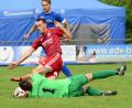 Bild: ham
In dieser Szene scheitert Michael Busch (rotes Trikot) von der SpVgg Pfreimd noch an Weidens Schlussmann Marko Smodlaka. Wenig später sorgte Busch aber doch für zumindest den Ausgleich.
