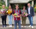 Bild: Peter Danninger/exb
Von links: Die Lehramtsanwärterinnen Magdalena Passauer und Sarah Gradl, der künftige Konrektor Armin Küst sowie Inge Meier und Rektor Peter Danninger.