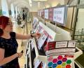 Bild: Gabi Schönberger
Corinna Dietz von der Kinder- und Jugendbibliothek kontrolliert die Ausleihkarten.