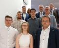 Bild: hka
Den Prüfungsbesten (unten von links) Tim Völkl und Christina Urban sowie Fabian Weiß (zweite Reihe Mitte) neben Klassensprecher Dominik Haubner gratulieren Ausbilder und Gäste aus Politik und Wirtschaft.