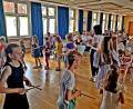 Bild: R. Kreuzer
Die musikalische Früherziehung ist für Vorschulkinder bereits möglich. Beim Vorspiel tanzen sie im Kreis zur Musik und schlagen im Takt klingende Stäbe.
