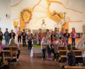 Bild: fvo
Die Vorschulkinder der Kita St. Josef Waldthurn werden in der Kirche mit einem gesegneten Umhängekreuz sowie einem kleinen Eichenbäumchen "ein Häusl weiter" in die Schule entlassen.