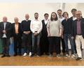Bild: wro
Den Preisträgern und Prüfungsbesten gratulierten (von links) Studiendirektor Hartmut Seidler, Stellvertretender Landrat Günter Kopp und Christian Blank. Glückwünsche folgten von (von rechts) Bürgermeister Toni Dutz und Oberstudiendirektor Thomas Metzler.