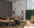 Bild: Joachim Gebhardt
Sophie Aures (rechts) und Sina Hartmann stellten den Neuntklässlern der Walter-Höllerer-Realschule die Laufbahn am Landratsamt vor.