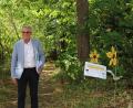 Bild: nis
Den Kreuzweg am Kalvarienberg in Tiefenbach schmücken geklöppelte Sonnenblumen. Bürgermeister Ludwig Prögler begrüßt zur Präsentation eine Reihe von Gästen aus Bayern und Tschechien.