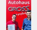 Bild: exb/Autohaus Gross
Stolz auf das Zertifikat zum geprüften Automobilverkäufer: Dennis Gross (links) mit Lorenz Vohburger (KIA District Manager Sales).