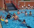 Bild: wel
Mit Schwimmbrett und Schwimmnudel ausgestattet machen die Kinder unter Anleitung der Trainer erste Übungen zum Schwimmen. Jugendleiterin Martina Baumer (stehend) gibt den Eltern Tipps.
