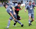 Bild: heh
Der ASV Waldsassen fertigte am Sonntag den Nachbarn TSV Konnersreuth mit 6:0 ab. In dieser Szene nimmt es ASV-Akteur Nico Sticht (Mitte) mit den beiden Konnersreuthern Maximilian Siller (Nummer 4) und Andreas Stock auf.