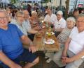 Bild: rn
Am "Lehrertisch" gibt es ein Wiedersehen: (von rechts) Otmar Buchmann, Christl Nußstein, Bernd Thurn, Rektor Wolfgang Bodensteiner, Gerlinde Kohl, Heiner Kohl, Werner Schaller und der ehemalige Hausmeister Helmut Eckert haben sich einiges zu erzählen.
