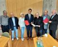 Bild: lg
Die Autoren und das Helferteam bei der Begutachtung des Werks (von rechts): Wolfgang Klein, Max Zinnbauer, Reiner Reisinger, Bürgermeister Rudolf Teplitzky, Christa Zapf, Willibald Wirnshofer und Wolfgang Ruhland.