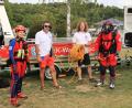 Bild: mrr
Beim Sommerfest zeigt Wasserwacht-Vorsitzender Jens Günther (Zweiter von links) als Signalmann an Land mit seinem Team, wie ein Rettungstaucher arbeitet.