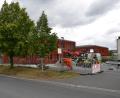 Bild: as
Bis zum Herbst nächsten Jahres ist das ALE eine Baustelle. Die Dacherneuerung erfordert umfangreiche Vorarbeiten, denn über die komplette Fläche muss ein Notdach gespannt werden. Der Radweg wird in diesem Bereich vorübergehend auf die andere Straßenseite verlegt.