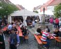 Bild: mh
Trotz einer unsicheren Wetterprognose finden viele Besucher den Weg auf das Bürgerfest in Luhe.