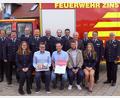 Bild: bkr
Zwei junge Damen der Wehr rahmten Michael Koch, Stefan Eulefeld und Tobias Müller (sitzend, Zweiter bis Vierter von links) bei der Übergabe ein. Dahinter stehend von rechts Kreisbrandinspektor Otte Braunreuther, Kreisbrandrat Stefan Gleißner, Kreisbrandmeister Florian Braunreuther und Bürgermeister Günter Kopp.