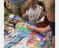 Bild: Irene Fritz/exb
Bei der Plakatwerkstatt in der Kulturwerkstatt Kalmreuth können die teilnehmenden Kinder ihre Kreativität ausleben.