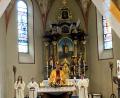 Bild: sl
Pfarrer Stanislaw Fel am Volksaltar beim Schlusssegen und im Hintergrund das Hochaltargemälde des Kirchenheiligen