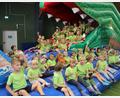 Bild: Martina Englert/Städtischer Kindergarten Erbendorf/exb
Die Kinder des Städtischen Kindergartens Kunterbunt im "GigaPlay 4Kids" auf der Krokodil-Hüpfburg.