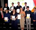 Bild: R. Kreuzer
Die Schulbesten der Gustl-Lang-Schule, Staatliche Wirtschaftsschule Weiden stellten sich zum Erinnerungsfoto. erste Reihe von links: OStD Eduard Bauer (Schulleiter), Lio Zenker (1,0), Jessica Craciun (1,5), Sophie Kraus (1,29), Johannes Troppmann (1,0), StD Dominik Schmidt (Ständiger Vertreter des Schulleiters), zweite Reihe (oben) von links: Christian Sittl (1,86), Jonas Scheel (1,57), Marc Stoppe (1,57), Matthias Ertl (1,57).