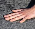 Symbolbild: Sven Hoppe/dpa
Ein Klimaaktivist hat eine Hand auf die Fahrbahn geklebt.