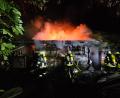 Bild: Feuerwehr Eschenbach 
Feuerwehrleute löschen das brennende Bootshaus am Rußweiher.