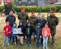 Bild: Stadt Windischeschenbach/exb
Spielplatzinitiator Christian Trummer (hinten links) und die Kinder freuen sich zusammen mit Bürgermeister Karlheinz Budnik (hinten, Zweiter von rechts) über die Spende der Soldaten mit Hauptmann Christian Knorn (hinten, Zweiter von links).
