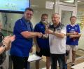 Bild: adj
Frank Schubert überreicht nach dem sportlichen Freundschaftstreffen den Pokal an Matthias Alfery (von rechts).