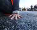 Symbolbild: Nadine Weigel/dpa
Festgeklebt auf der Straße: „Auch robuste Blockadeaktionen fallen unter das Versammlungsrecht.“