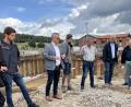 Bild: sns
Bürgermeister Martin Birner mit Vertretern des Stadtrates, der Baufirma und dem Bauherrn vor der Baumaßnahme