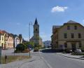 Bild: fz
Der Markplatz von Bělá nad Radbuzou mit historischer Kirche und dem Wirtshaus rechts.