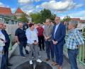 Bild: sns
Finanz- und Heimatminister Albert Füracker (Zweiter von rechts) besichtigt zusammen mit Stadträten den Neunburger Problemfall Nummer ein, den beschädigten Eisernen Steg.