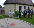 Bild: gi
Der frühere Moosbacher Pfarrer Josef Most segnet den Spielplatz in Heumaden.