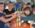 Bild: dob
Alexander Herrmann und Fabian Röbl (von links) lassen es sich mit dem SV-Nachwuchs beim Fest gutgehen.