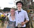 Bild: no
Ein strahlendes Oberkirwapaar Nina Winter und Felix Bär vor dem Kirwabaum, während die anderen 26 Paare einen Kreis für den Ehrentanz der beiden gebildet haben.