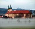 Bild: Stiegler
Der Rauhe Kulm hinter Kloster Speinshart im Nebel.